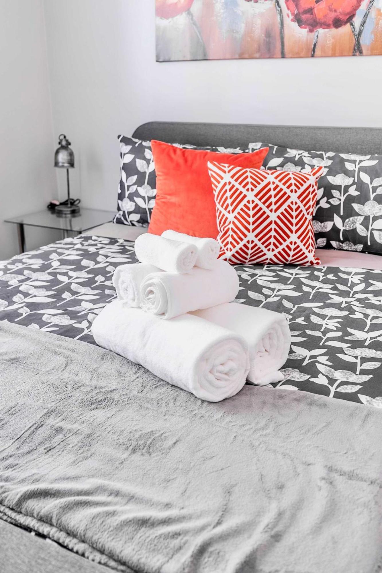 Modern Apartment In Corktown Hamilton Sleeps 4 Kültér fotó